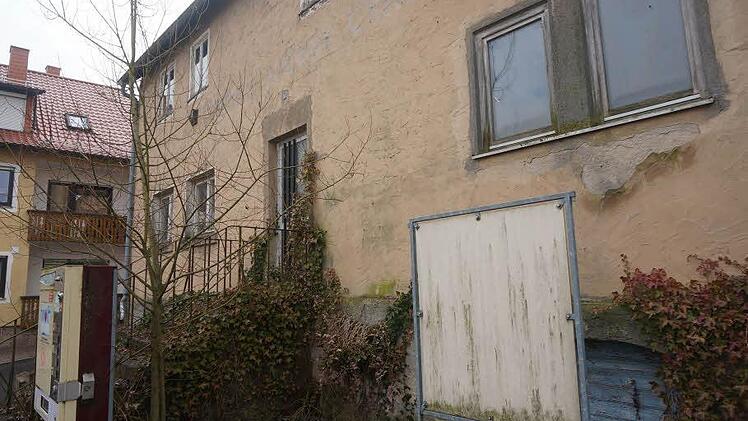 Ein Dorn im Auge der Dorferneuerer ist der alte Gasthof. Nach einem Abriss wäre Platz für eine attraktivere Dorfplatzgestaltung.