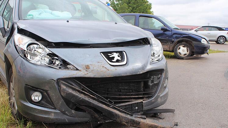 Nach dem Unfall hatten beide Autos nur noch Schrottwert.  Fotos: Martin Kreklau
