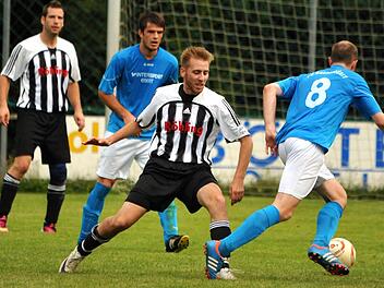 Die Gäste aus Großdechensdorf (blaue Trikots) drängten nach einem 0:1-Rückstand vergeblich auf den Ausgleich und als die Kräfte nachließen, schlug Hausen noch zweimal zu. Foto: herzopress