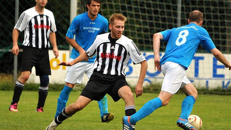 Die Gäste aus Großdechensdorf (blaue Trikots) drängten nach einem 0:1-Rückstand vergeblich auf den Ausgleich und als die Kräfte nachließen, schlug Hausen noch zweimal zu. Foto: herzopress