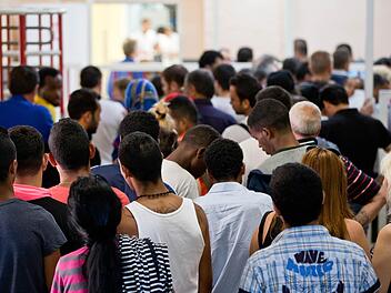 Der Strom der Flüchtlinge reißt nicht ab.  Symbolbild: Daniel Karmann/dpa