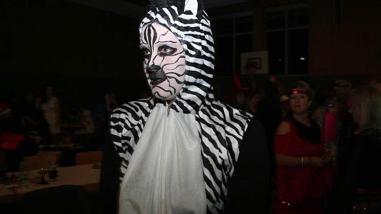 Sehenswerte Kostümierungen beim Weiberfasching in Wachenroth Foto: Evi Seeger
