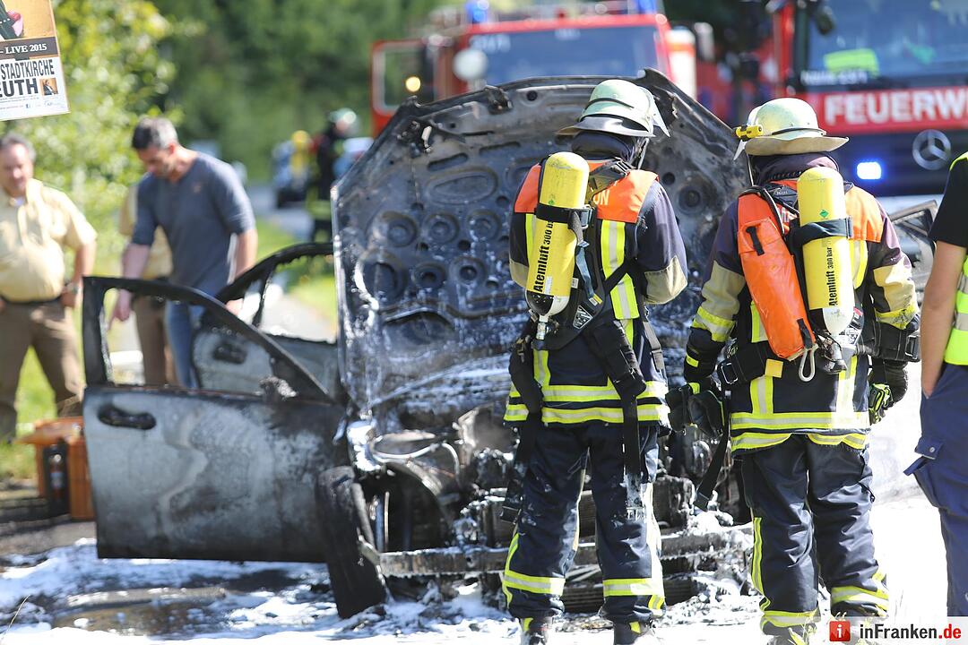 Fahrer entkommt aus brennendem Auto bei Hof