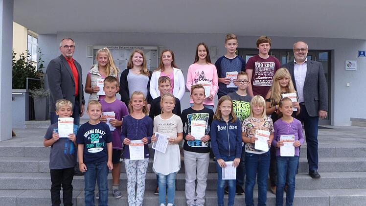 Mit Erfolg legten 25 Kinder und Jugendliche in Oerlenbach das Sportabzeichen ab. Ihre Leistungen würdigte Bürgermeister Franz Kuhn (hinten rechts), der vor allem Organisator und Prüfer Gerhard Fischer (hinten links) lobte.  Foto: Stefan Geiger