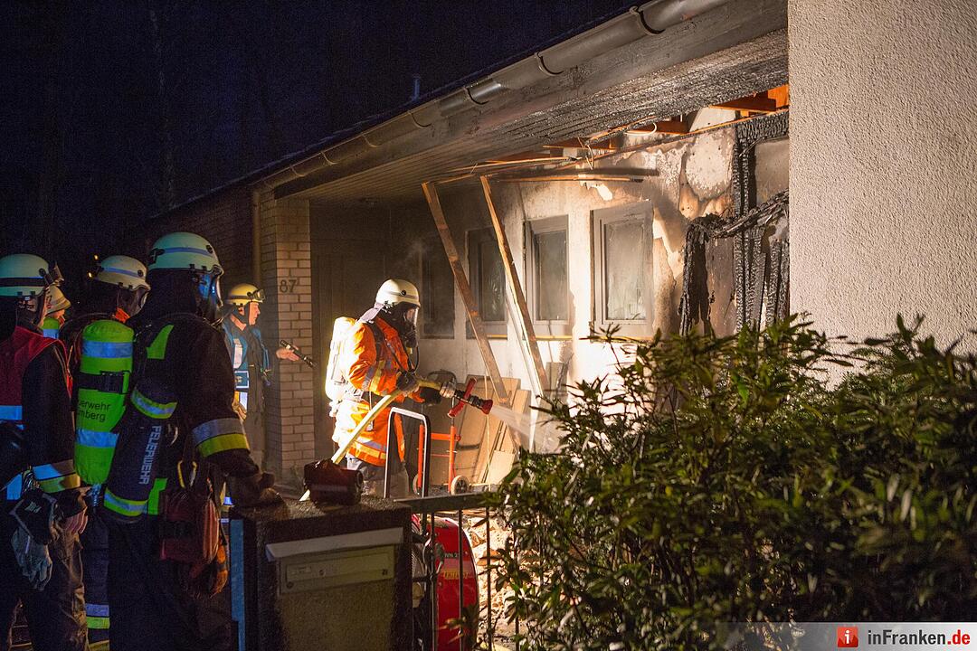 Fassade von Wohnhaus in Nuernberg fing Feuer