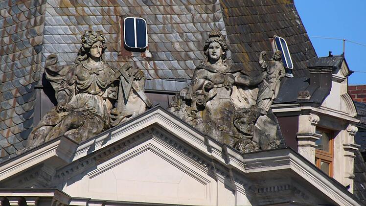 Die Figuren auf dem Messerschmitt-Haus schauen ständig auf die Baulücke. Foto: Ralf Ruppert
