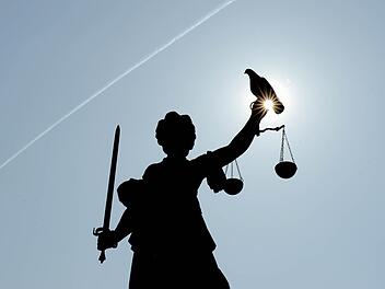 Justitia meinte es noch einmal gut mit einem 19-Mechatroniker. Beim nächsten Delikt droht ihm eine Haftstrafe. Foto: Arne Dedert, dpa