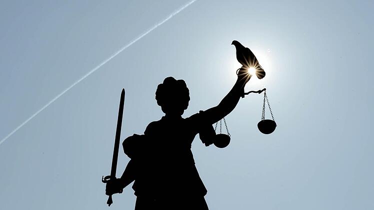 Justitia meinte es noch einmal gut mit einem 19-Mechatroniker. Beim nächsten Delikt droht ihm eine Haftstrafe. Foto: Arne Dedert, dpa