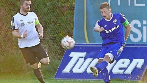 Der VfB Kulmbach (hier mit Alexander Wachter, r.) trifft auf den Spitzenreiter, der am vergangenen Spieltag den TSV Neudrossenfeld II mit 6:0 bezwungen hat. Foto: Limmer