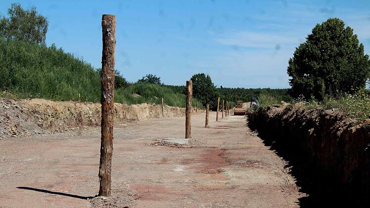 Der Abwasserkanal ist bereits verlegt und die Pfosten kennzeichnen die Hausanschlüsse.   Foto: Richard Sänger