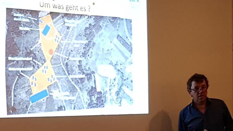 Tom Konopka erläuterte die Sicht des Bundes Naturschutz zum Flächenfraß und zum geplanten Feriendorf (auf der Projektion). Foto: Marco Meißner