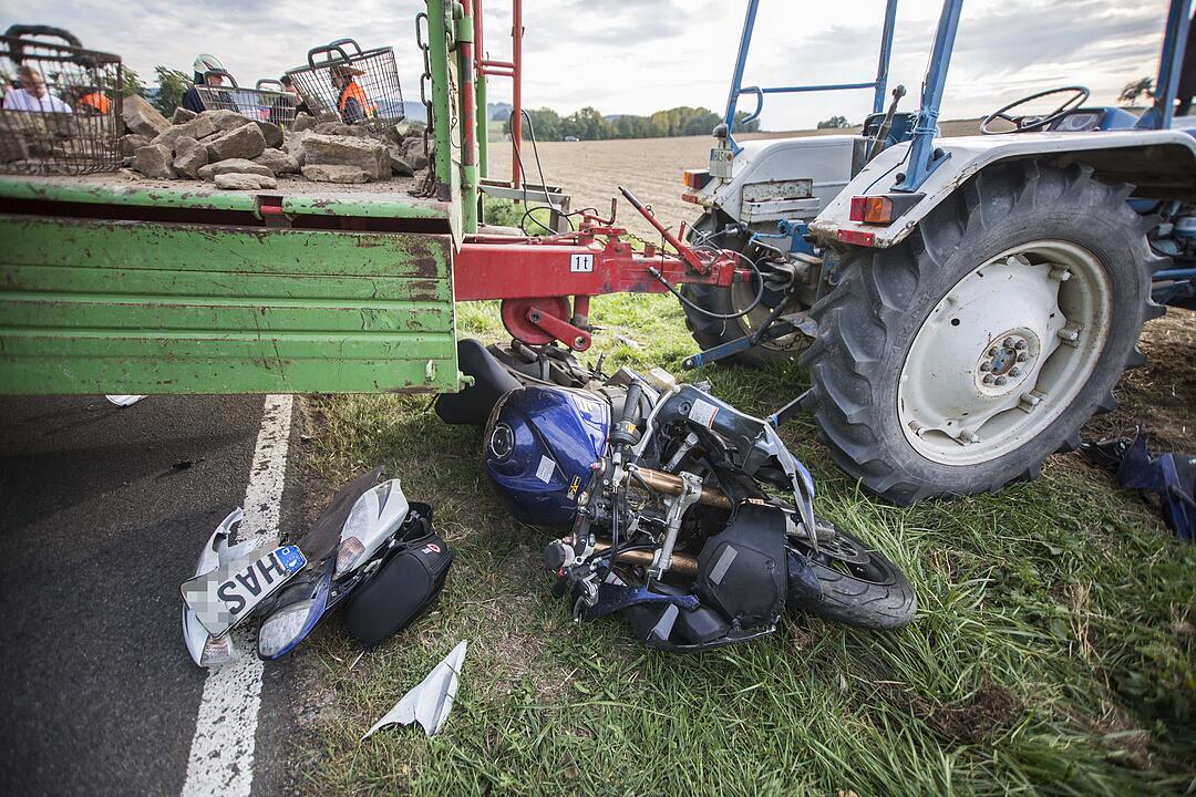 Unfall im Kreis Haßberge: Motorradfahrer prallt gegen Traktor-Anhänger