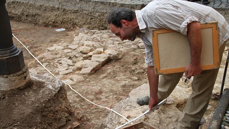 Im Jahr 2014 sind beim Herrichten des Areals Stenayer Platz mit Klostergasse Mauern eines Vorgängerbaus der Klosterkirche entdeckt worden. Mit Hilfe des "Archäologischen Spessartprojekts" könnten nun gezielt Ausgrabungen durchgeführt werden. Es wären aber auch die Ausweisung vom Kulturwegen möglich. Archiv/Thomas Malz