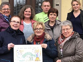 Strahlende Gesichter gab es bei der Spendenübergabe (von links):  Elke Gebhart, Sigrid Schnarr, Margit Sixt, Andrea Green, Viktor Winterfeld, Elke Hauke, Katharina Kuznetzow und Eugenia Stanovkin. Foto: Stephanie Wiesner