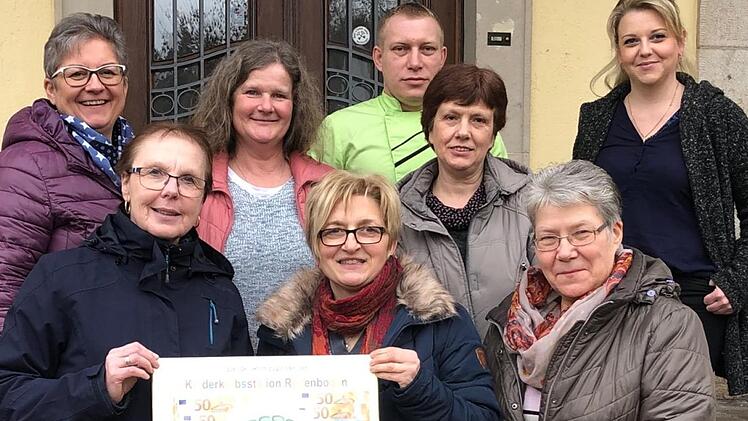 Strahlende Gesichter gab es bei der Spendenübergabe (von links):  Elke Gebhart, Sigrid Schnarr, Margit Sixt, Andrea Green, Viktor Winterfeld, Elke Hauke, Katharina Kuznetzow und Eugenia Stanovkin. Foto: Stephanie Wiesner