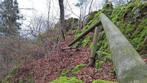 Das morsche Geländer am Weg zum Leidstein soll ein Arbeitstrupp des Naturparks erneuern.