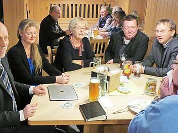 Kay Blankenburg (links) sprach beim Politischen Aschermittwoch der SPD in Maroldsweisach. Mit am Tisch im Gasthaus Hartleb sitzen (ab Zweitem von rechts): Bürgermeister Wolfram Thein, Landratskandidat Wolfgang Brühl und die Vorsitzende Susanne Kastner.  Foto: Helmut Kastner