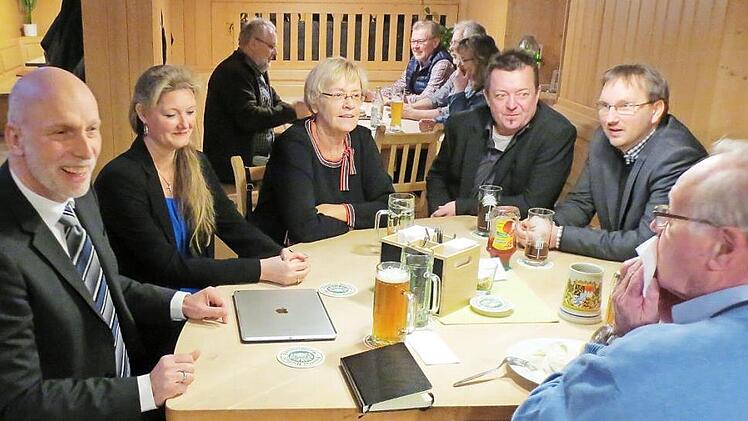 Kay Blankenburg (links) sprach beim Politischen Aschermittwoch der SPD in Maroldsweisach. Mit am Tisch im Gasthaus Hartleb sitzen (ab Zweitem von rechts): Bürgermeister Wolfram Thein, Landratskandidat Wolfgang Brühl und die Vorsitzende Susanne Kastner.  Foto: Helmut Kastner