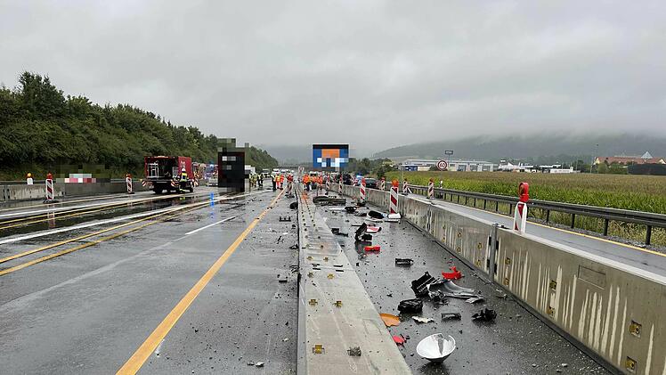 Lastwagen f&auml;hrt in Baustellenabsicherung