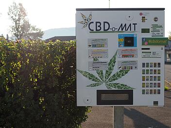 Auf dem Parkplatz des Fachhandels Crazy Fireworks steht ein neuer Automat. Hier sind Snacks, Öle und Mundsprays, die Cannabidol (CBD) enthalten, erhältlich.