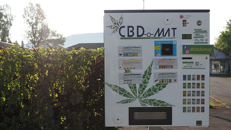 Auf dem Parkplatz des Fachhandels Crazy Fireworks steht ein neuer Automat. Hier sind Snacks, Öle und Mundsprays, die Cannabidol (CBD) enthalten, erhältlich.