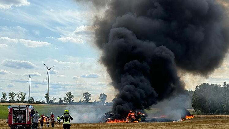 Landmaschine brennt bei Herzogenaurach