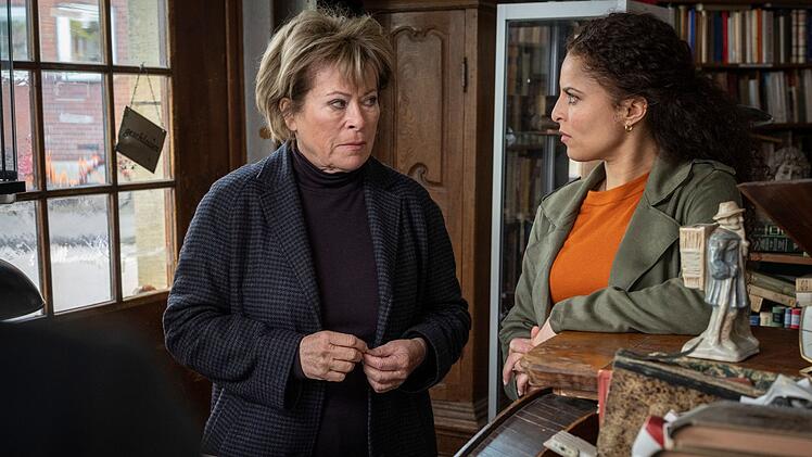 Ein ernstes Gespr&auml;ch unter Frauen: Hauptkommissarin Anna Springer (Rita Russek, links) und Anw&auml;ltin Tessa Tilker (Patricia Meeden).