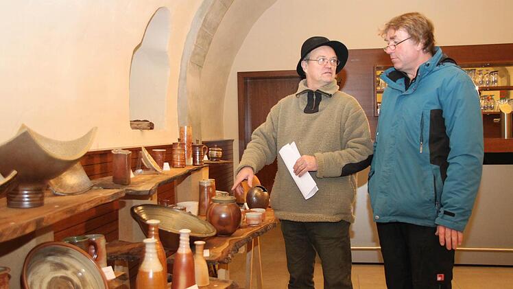 Wolfgang Knapp (links) und Gerhard Trommler zeigen Werke, die im Holzbrandofen entstanden sind.