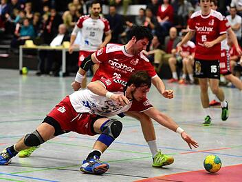 Hoffen auf das grüne Licht: In Abwehr und Angriff gleichermaßen wichtig ist Franziskus Gerr (vorne) für den HSC Bad Neustadt. Eine Platzwunde sorgt aber für ein Fragezeichen hinter dem Einsatz des Bad Brückenauers. Foto: Anand Anders