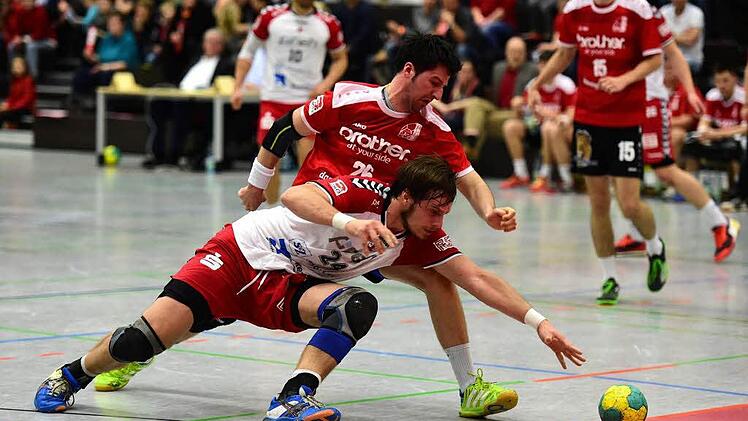 Hoffen auf das grüne Licht: In Abwehr und Angriff gleichermaßen wichtig ist Franziskus Gerr (vorne) für den HSC Bad Neustadt. Eine Platzwunde sorgt aber für ein Fragezeichen hinter dem Einsatz des Bad Brückenauers. Foto: Anand Anders