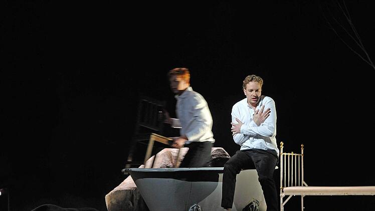 Bodo Busse inszenierte Franz Schuberts "Winterreise" am Landestheater Coburg. Als Solist beeindruckt der junge Tenor David Zimmer.Foto: Andrea Kremper