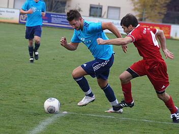 Neuer Anlauf: Mit dem TSV Rannungen verpasste Fabian Erhard (links, im Duell mit Bad Königshofens Daniel Blau, in der Vorsaison nur knapp die Aufstiegs-Relegation zur Bezirksliga. In der neuen Runde wird der Köhler-Elf wieder ein Spitzenplatz zugetraut. Foto: Rudi Dümpert