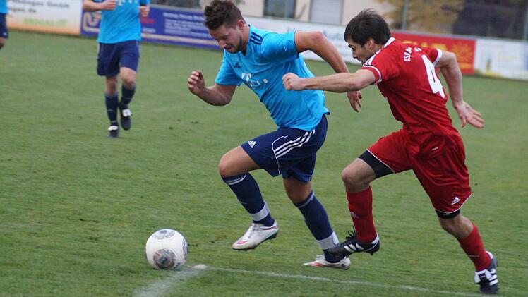 Neuer Anlauf: Mit dem TSV Rannungen verpasste Fabian Erhard (links, im Duell mit Bad Königshofens Daniel Blau, in der Vorsaison nur knapp die Aufstiegs-Relegation zur Bezirksliga. In der neuen Runde wird der Köhler-Elf wieder ein Spitzenplatz zugetraut. Foto: Rudi Dümpert