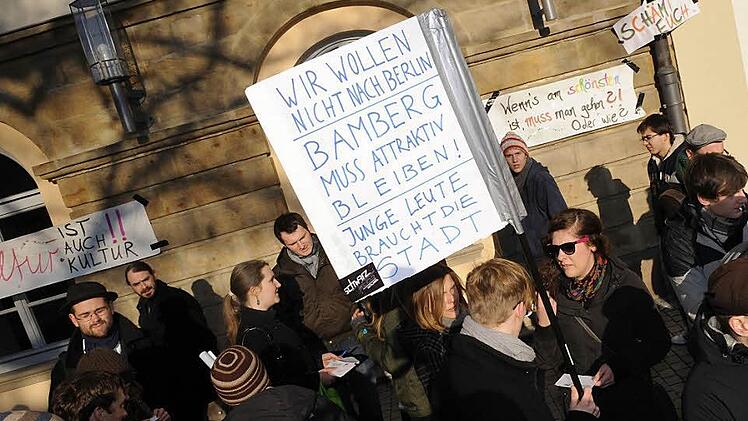 Ein Foto aus dem Jahr 2011: Damals demonstrierten junge Menschen gegen die Sperrzeit. Die Stadträte einigten sich auf einen Kompromiss, der bis heute gilt.   Archivfoto: Ronald Rinklef