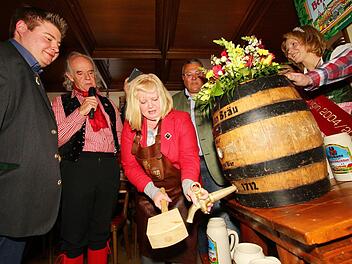 Stadträtin Birgitt Aßmuss schwang den Schlegel und stach das erste Fass Kitzman-Bergkrichweihbier 2017 an unter den Augen von Braumeister Stefan Herz, Klaus Karl-Kraus, Brauereichef Peter Kitzmann und der früheren Bierkönigin Vanessa. Fotos: PR