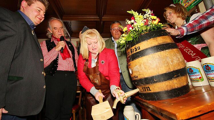 Stadträtin Birgitt Aßmuss schwang den Schlegel und stach das erste Fass Kitzman-Bergkrichweihbier 2017 an unter den Augen von Braumeister Stefan Herz, Klaus Karl-Kraus, Brauereichef Peter Kitzmann und der früheren Bierkönigin Vanessa. Fotos: PR