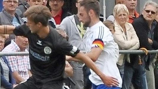 Im Wolfsberger Trikot (weiß) kämpfte der Brucker Kapitän Oliver Seybold vor den Augen seiner Eltern (re.) um den Ball.