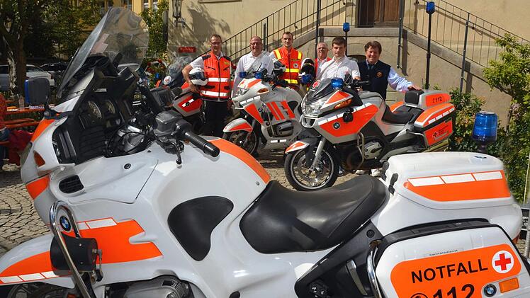 Insgesamt sechs Personen umfasst die Rotkreuzmotorradstaffel des Kreisverbandes Bad Kissingen, die zwei Maschinen ihr eigen nennt. Zur Benefizveranstaltung kamen auch Motorradstaffeln aus den benachbarten Kreisen Main-Spessart und Würzburg. Foto: Peter Rauch