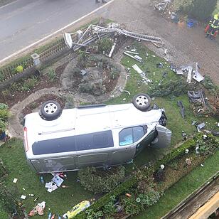 Landkreis Forchheim: Transporter landet in Garten