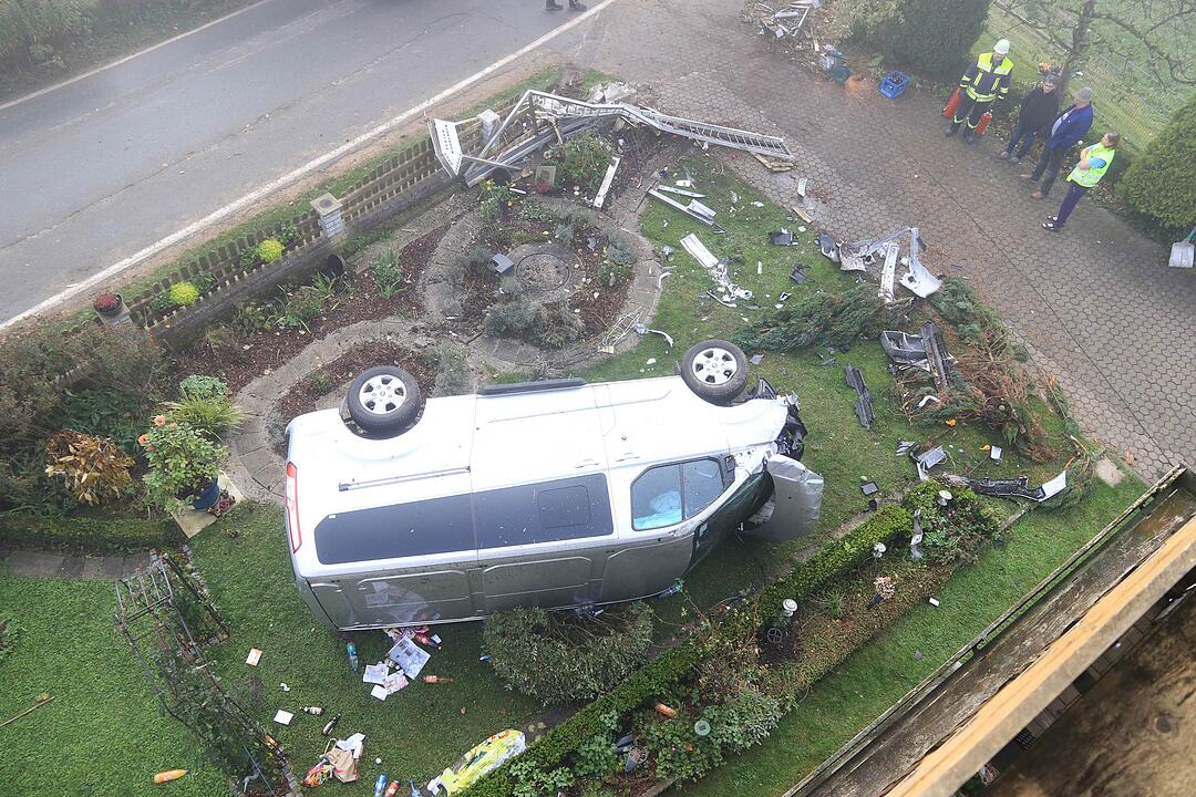 Landkreis Forchheim: Transporter landet in Garten