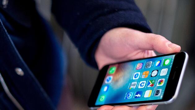 Die bei homo- und bisexuellen Männern beliebte Dating-App Grindr hat sensible Daten über HIV-Infektionen ihrer Nutzer weitergegeben.  Symbolfoto: Hauke-Christian Dittrich/dpa