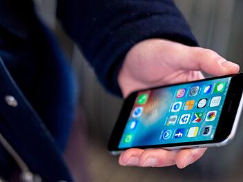 Die bei homo- und bisexuellen Männern beliebte Dating-App Grindr hat sensible Daten über HIV-Infektionen ihrer Nutzer weitergegeben.  Symbolfoto: Hauke-Christian Dittrich/dpa
