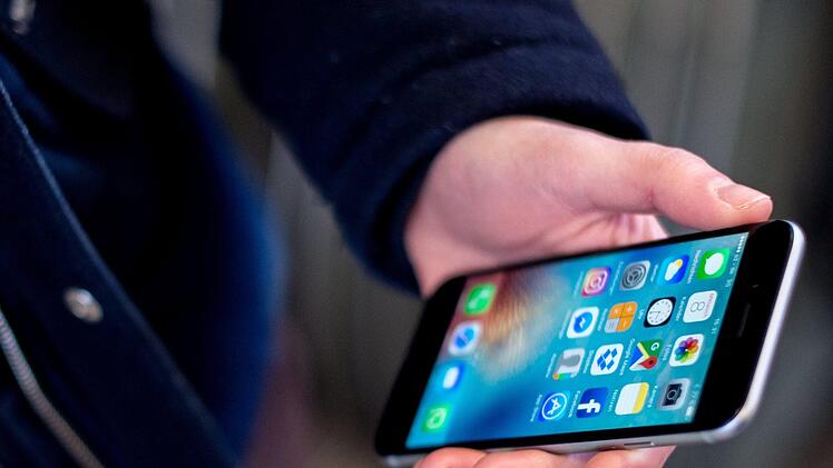 Die bei homo- und bisexuellen Männern beliebte Dating-App Grindr hat sensible Daten über HIV-Infektionen ihrer Nutzer weitergegeben.  Symbolfoto: Hauke-Christian Dittrich/dpa
