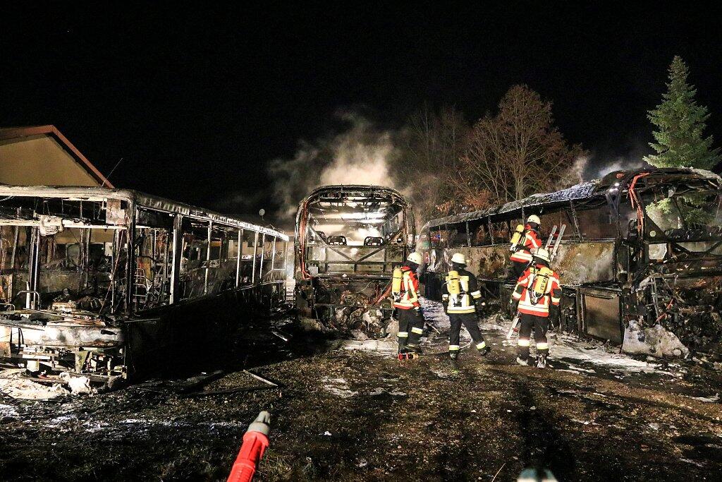 Großbrand bei Busunternehmen in Oberfranken