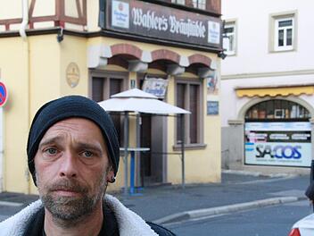 Gastwirt Christian Hänsch vor seiner Kneipe "Eulenspiegel". Er ist noch immer fassungslos über den Überfall auf seinen Angestellten. Foto: Susanne Will