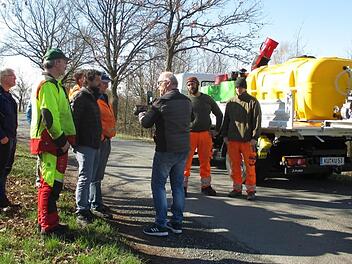 Einweisung für den Spritztrupp des Bauhofs. Ab Ostern sollen die Mitarbeiter im Zwei-Schicht-Betrieb dem  giftigen Eichenprozessionsspinner zu Leibe rücken. Foto: Stadt Kulmbach