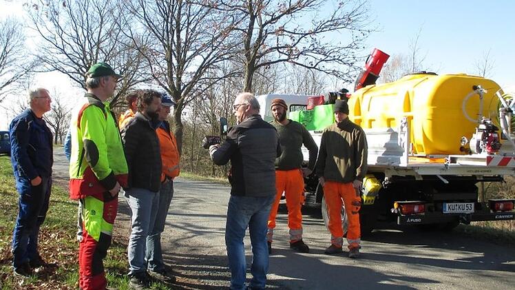 Einweisung für den Spritztrupp des Bauhofs. Ab Ostern sollen die Mitarbeiter im Zwei-Schicht-Betrieb dem  giftigen Eichenprozessionsspinner zu Leibe rücken. Foto: Stadt Kulmbach