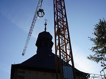 Über der Kirche am Kreuzberg schwebt die Krone des Richtfestes. Foto:  Marion Eckert