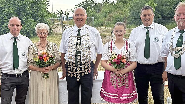 Das neue Königshaus mit (von links) Zweitem Sportleiter Erik Münchenbach, Schützenkönigin Marlis Thiele, Schützenkönig Wolfgang Jung, Jungendschützenkönigin Helena Hähnlein, Sportleiter Michael Horn und Schützenmeister Jörg Albers.