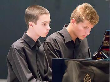 Die aus Ungarn stammenden, 14 und15 Jahre alten Pianisten Daniel Nemes und Vass Bence.  Fotos: Albert Höchstädter